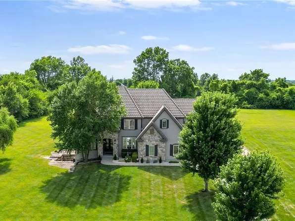 9816 Stonehaus Dr, Lees Summit, MO 64086