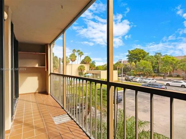 8625 NW 8th St APT 220, Miami, FL 33126