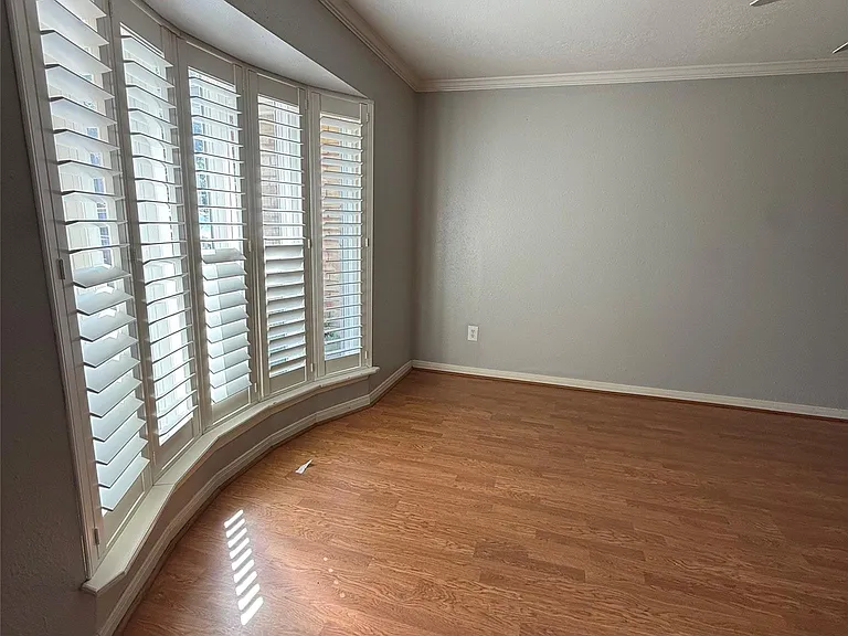 509 Avondale Ln — Photo 3