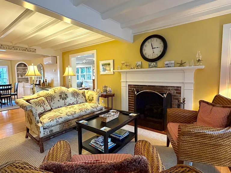 12 Wesley Ave — Photo 2