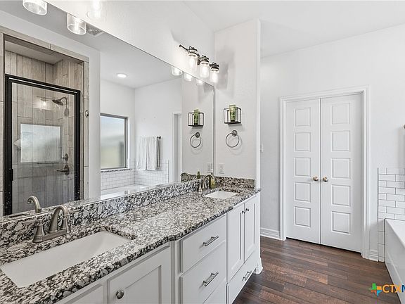 4th image of 8107 Green Hill Dr