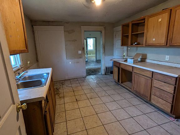 3rd image of 221 Obrien St