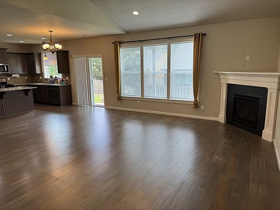 3rd image of 903 Riley Dr NE
