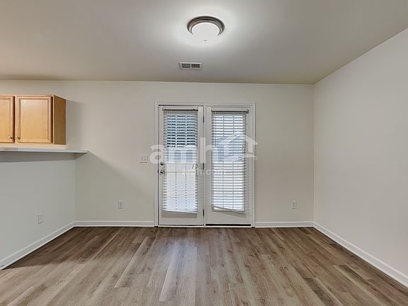 5th image of 185 Silver Creek Trl