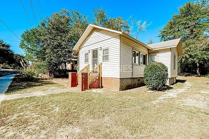 3 bed, 1.0 bath, 979 sqft, $1,022 — Photo 2