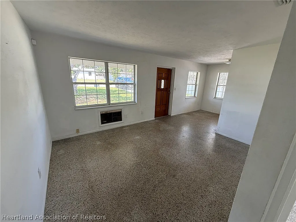 2 bed, 1.0 bath, 924 sqft, $1,150 — Photo 3