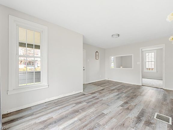 4th image of 604 Columbia St