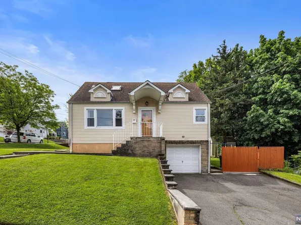 14 Krakow St, Garfield, NJ 07026