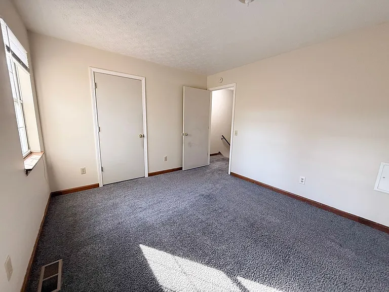 492 W 9th St — Photo 16