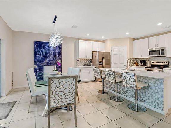 5th image of 742 HADLEY PL W