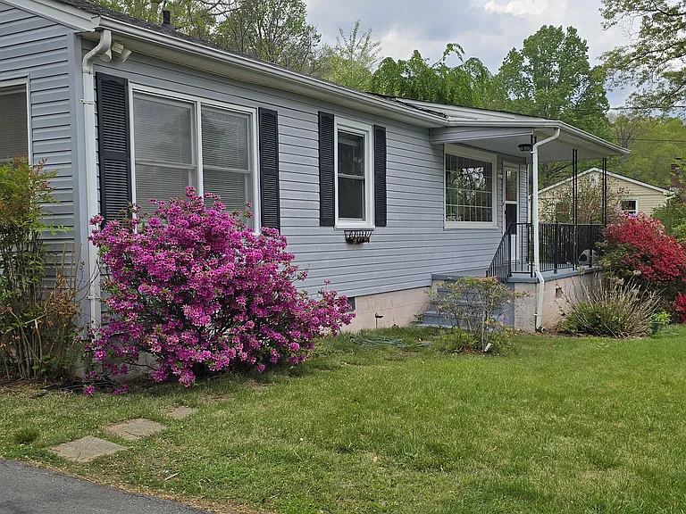 209 Northeast Ave — Photo 2