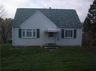 4008 W Lake Dr, Irwin, PA 15642