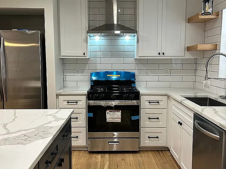 470 Dresden Dr — Photo 10