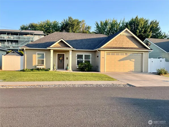 744 SE Bedford Loop, College Place, WA 99324