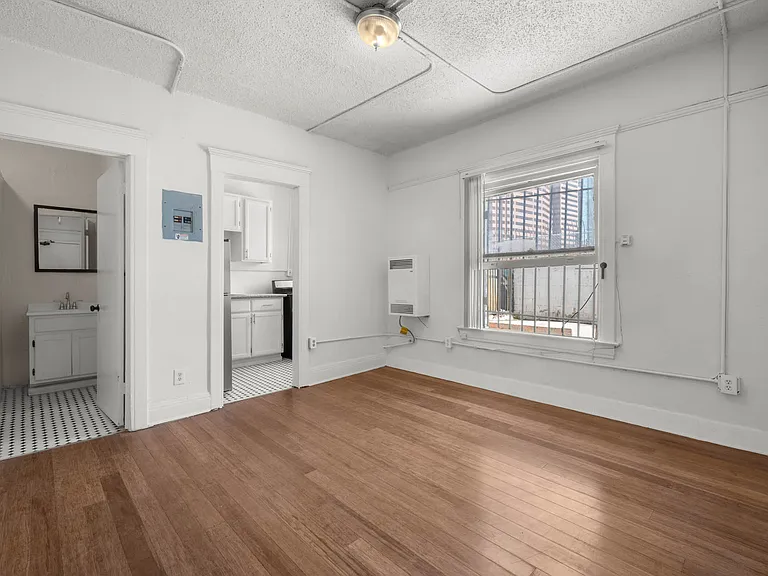 916 Georgia St — Photo 1