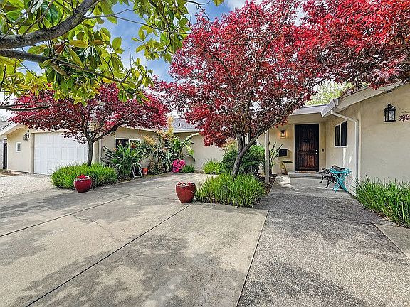 2nd image of 2821 Walton Way