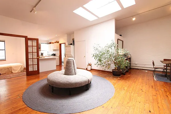 Rented by Level Group | media 9