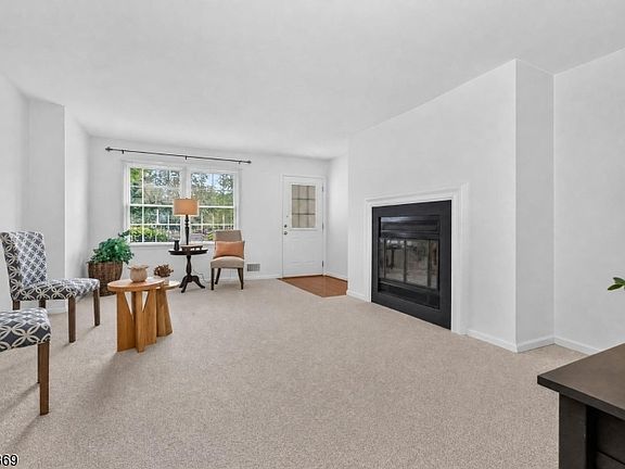 4th image of 52 Adams Ct