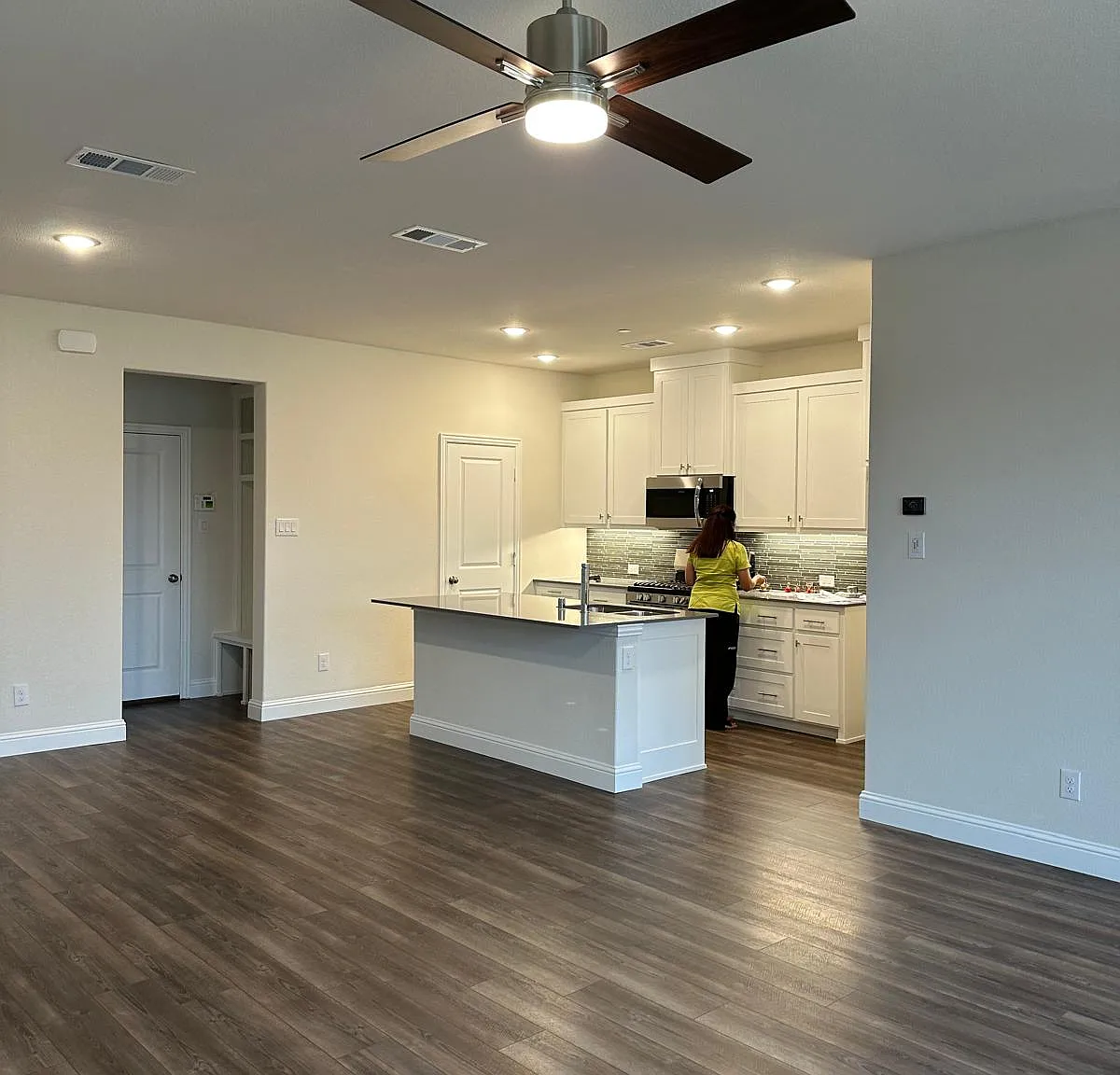 3 bed, 2.5 bath, 2035 sqft, $2,899 — Photo 2