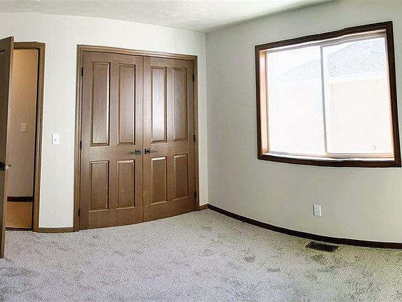 5th image of 3649 E Brewster St