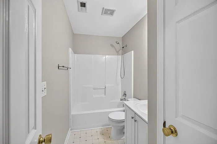 390 Silverthorn Dr NW — Photo 6