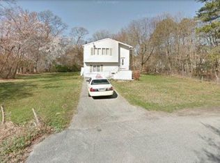 8 Roberta Ln, Medford, NY 11763