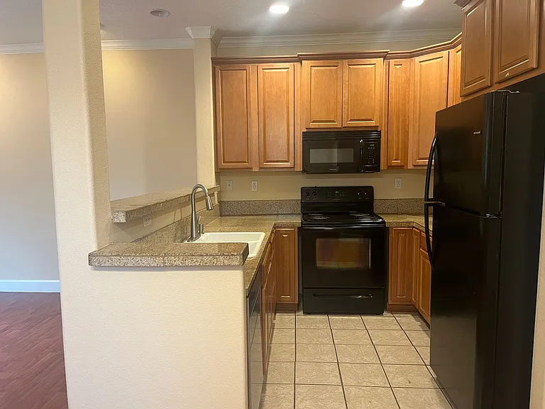 1242 SE Roberts Ave — Photo 6