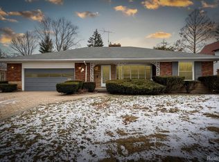 44 Roslyn Rd, Grosse Pointe Shores, MI 48236