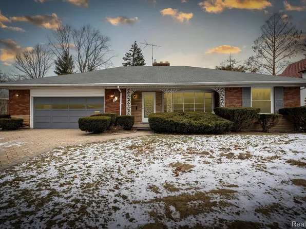 44 Roslyn Rd, Grosse Pointe Shores, MI 48236