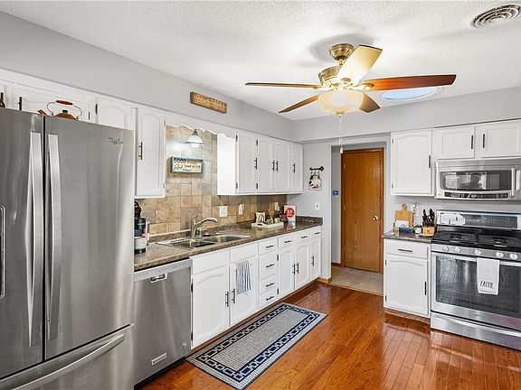 3rd image of 140 Dayton Cir