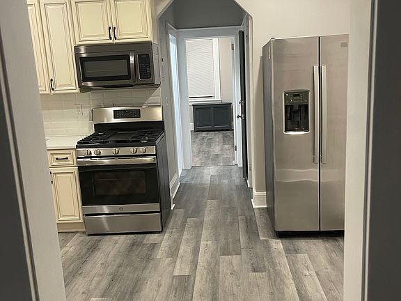 4th image of 104-106 Gotthart St #4