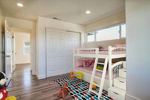 3 bed, 2.5 bath, 1400 sqft, $4,300 — Photo 3