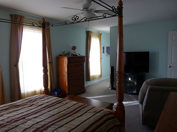 4th image of 100 Woodland Ave