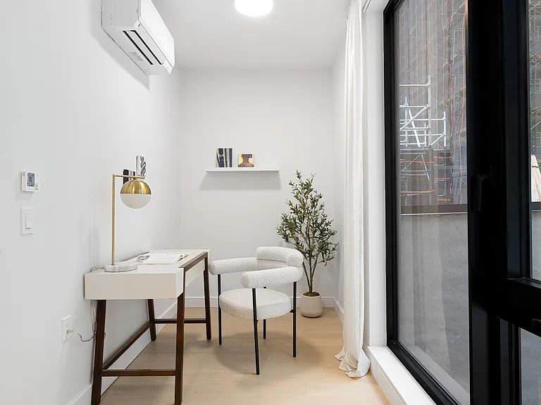 555 W 45th St #1V — Photo 9