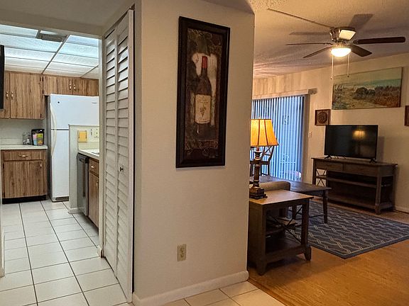 4th image of 120 Hibiscus Woods Ct APT 2A