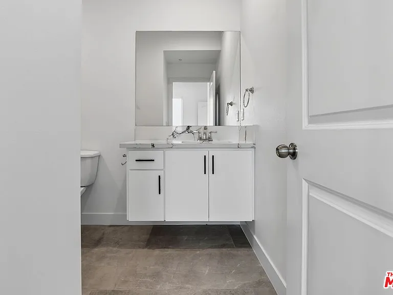 11444 Oxnard St #1/2 — Photo 5