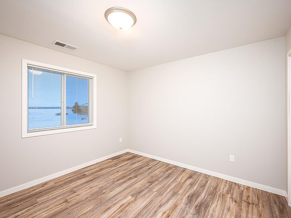 5th image of 1615 Aspen Dr NE