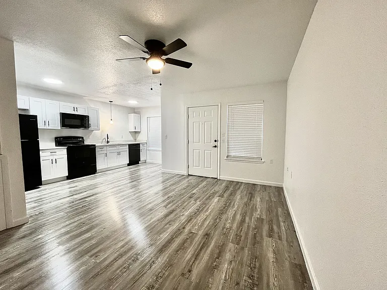 Grapeland Apartments — Photo 22