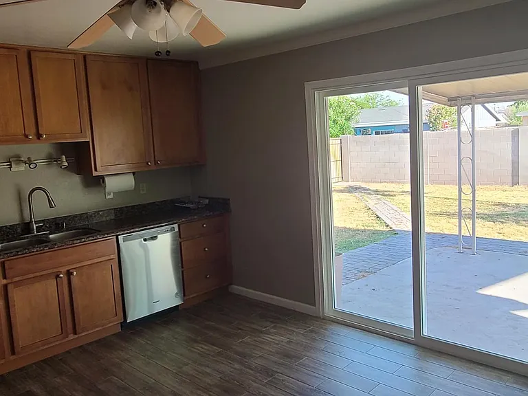 449 E Pierce St — Photo 18