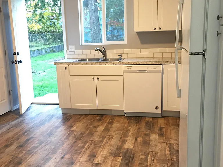 1702 Dickinson Ave NW — Photo 5