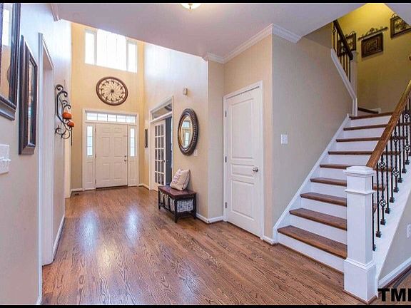 Hardwoods throughout 1st flr