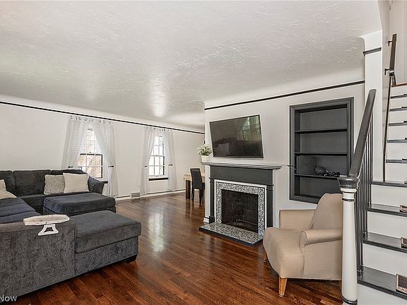 3rd image of 1761 Oakmount Rd