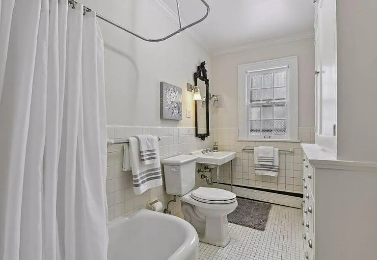 Main level - bathroom