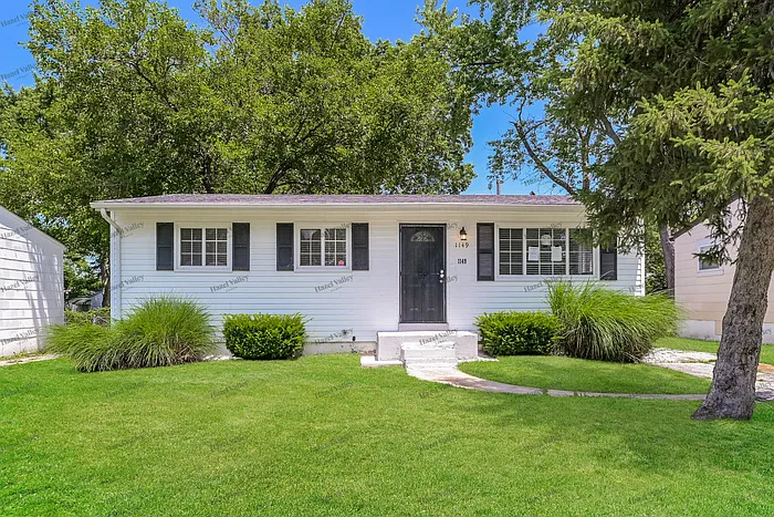3 bed, 1.0 bath, 864 sqft, $1,295 — Photo 1