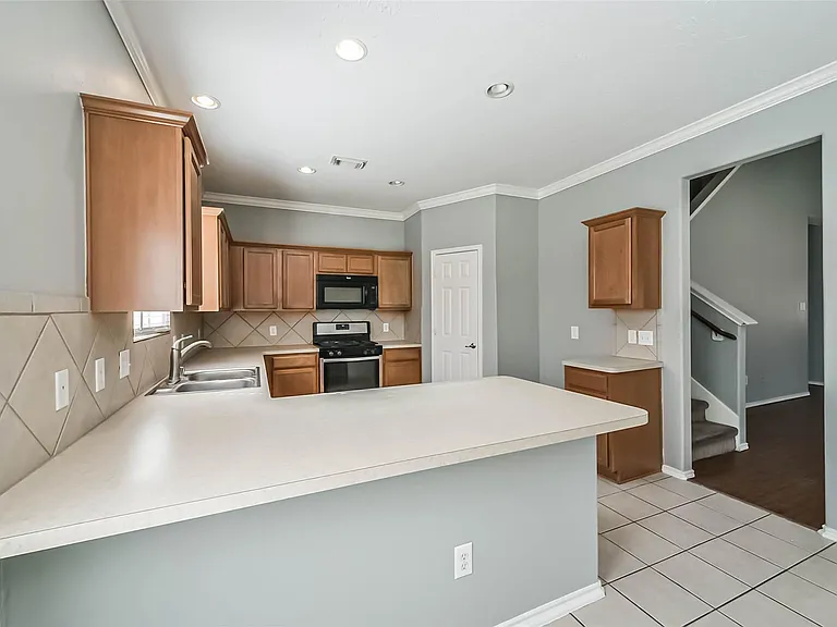 8726 Old Maple Ln — Photo 10