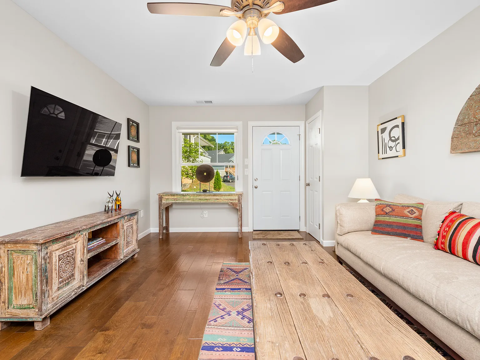 3 bed, 1800 sqft, $2,723 — Photo 2
