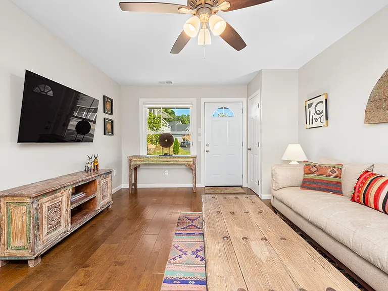 409 Little Sycamore Ln — Photo 2