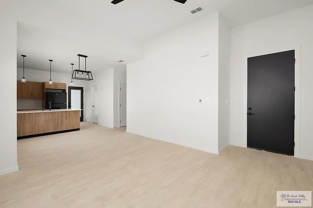 2 bed, 2.0 bath, 996 sqft, $1,650 — Photo 2