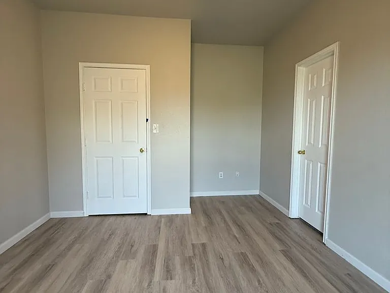 129-131 Collett Ct — Photo 22