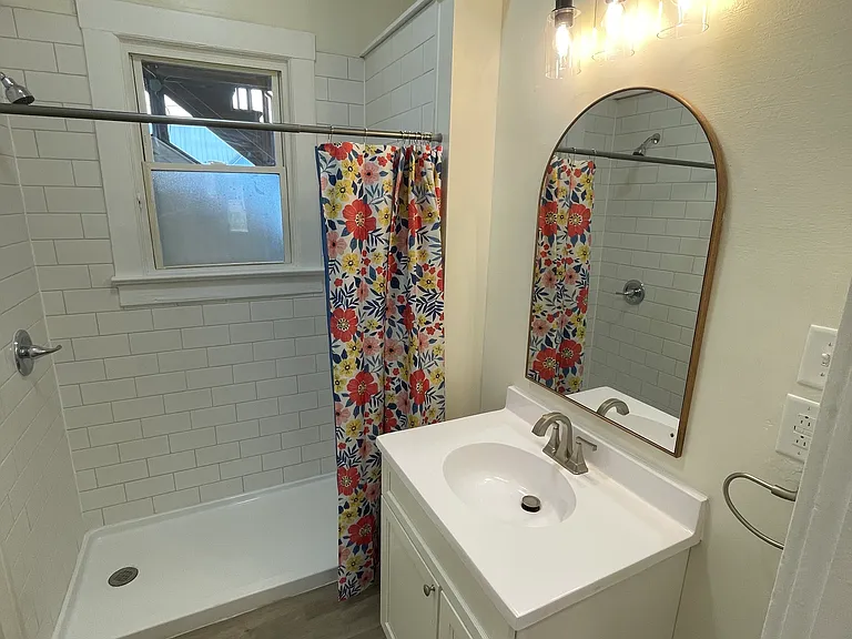 523-525 W Charles St #523 — Photo 9